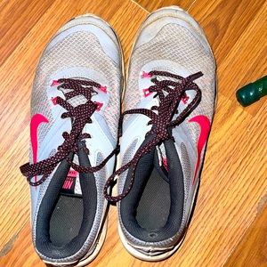 Women’s Nike shoes size 7
